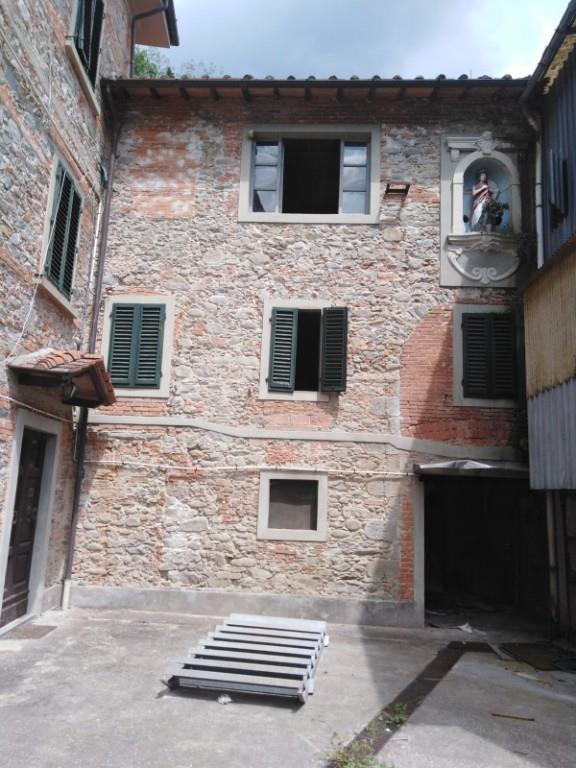 casa indipendente in vendita a Pescia in zona Pietrabuona