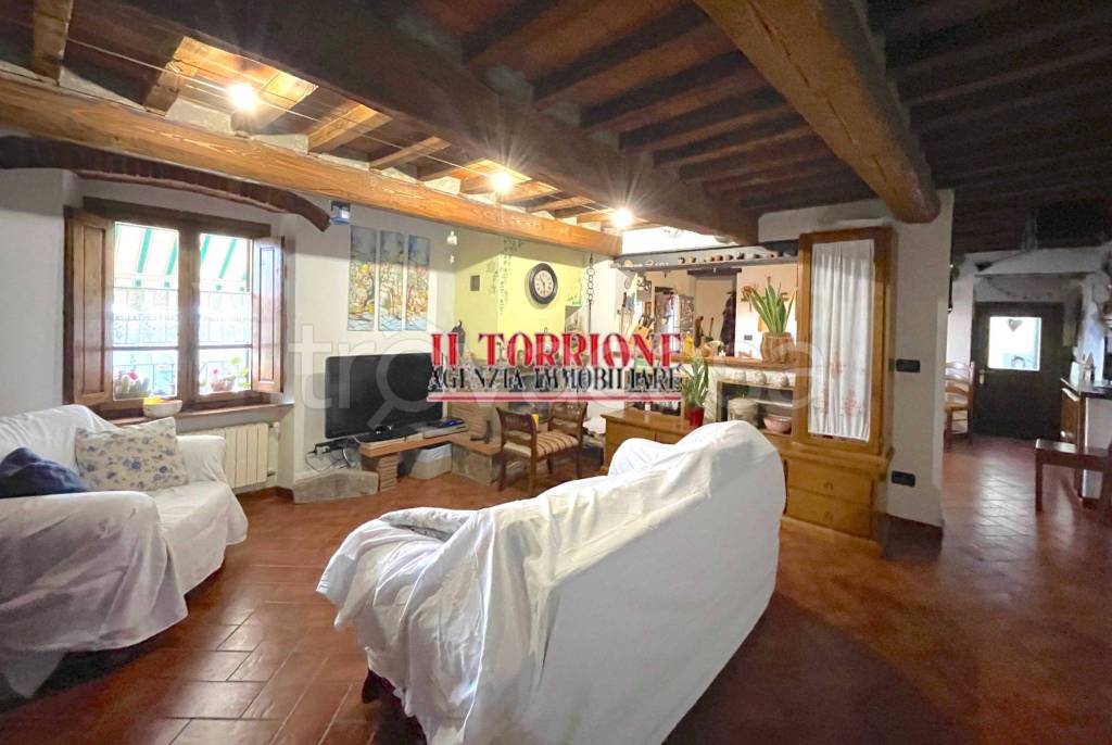 casa indipendente in vendita a Pescia in zona Castelvecchio