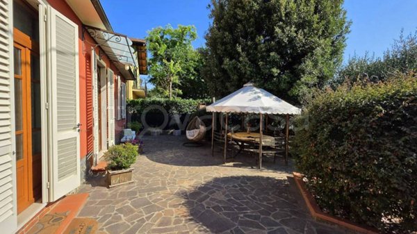 casa indipendente in vendita a Pescia