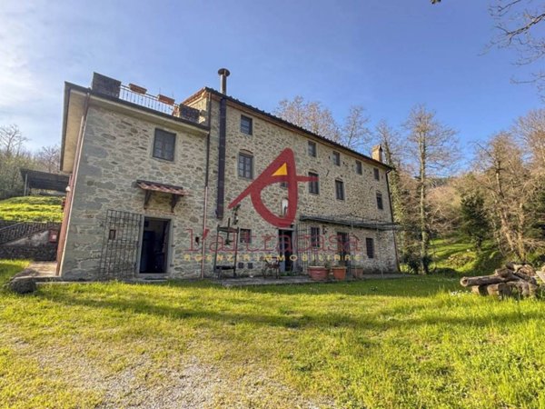 casa indipendente in vendita a Pescia