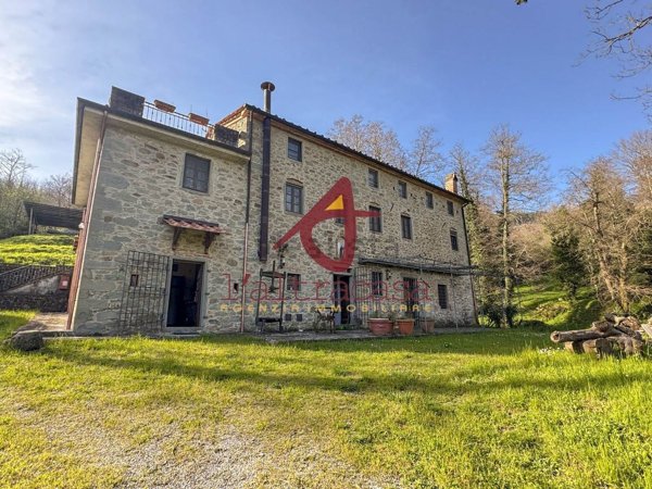 casa indipendente in vendita a Pescia