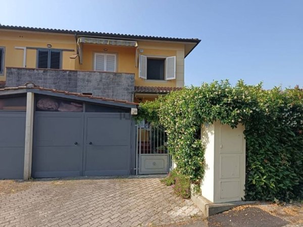 casa indipendente in vendita a Pescia