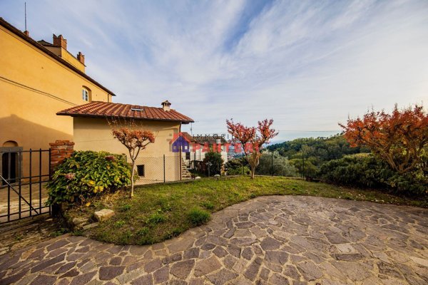 casa indipendente in vendita a Pescia