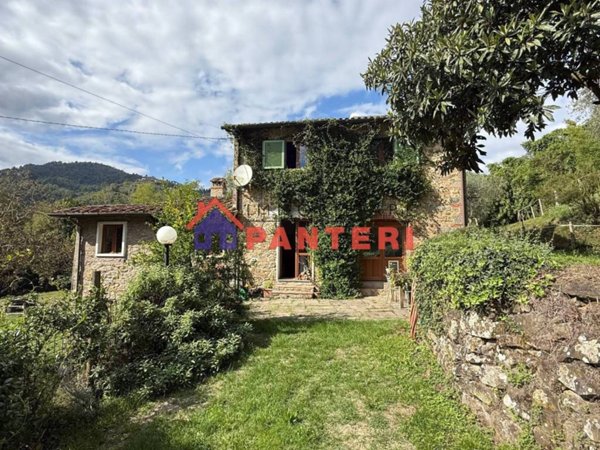 casa indipendente in vendita a Pescia