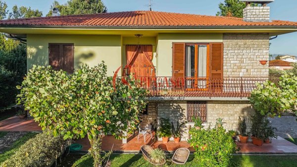 casa indipendente in vendita a Pescia