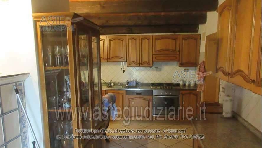casa indipendente in vendita a Pescia