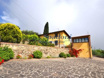 casa indipendente in vendita a Pescia