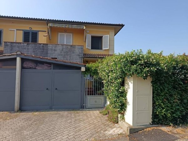 casa indipendente in vendita a Pescia
