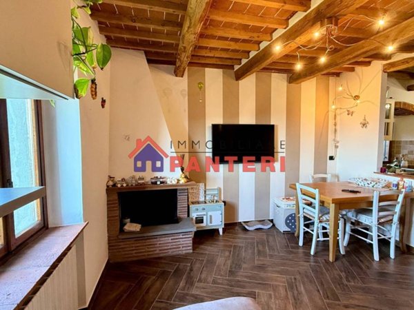 casa indipendente in vendita a Pescia in zona Vellano