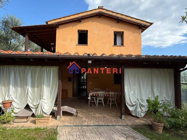 casa indipendente in vendita a Pescia