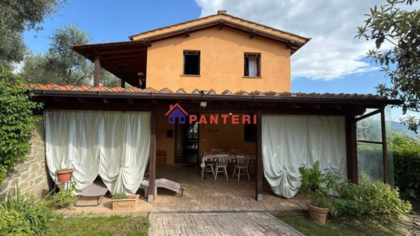 casa indipendente in vendita a Pescia
