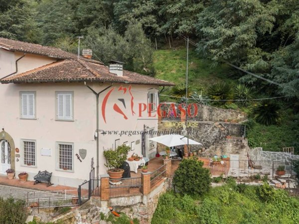 casa indipendente in vendita a Pescia