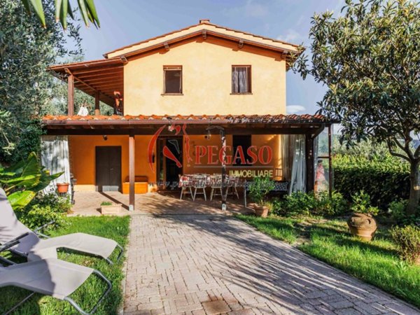 casa indipendente in vendita a Pescia