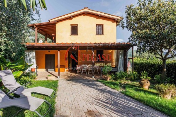 casa indipendente in vendita a Pescia