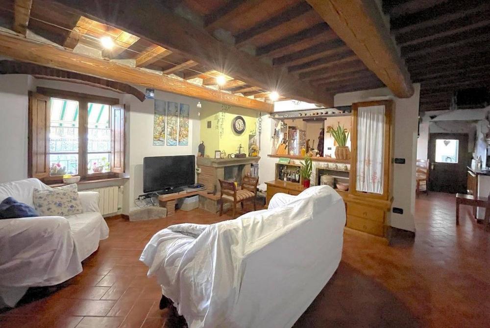 casa indipendente in vendita a Pescia in zona Castelvecchio