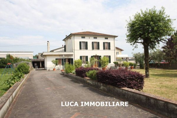 casa indipendente in vendita a Pescia