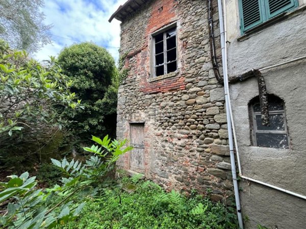 casa indipendente in vendita a Pescia