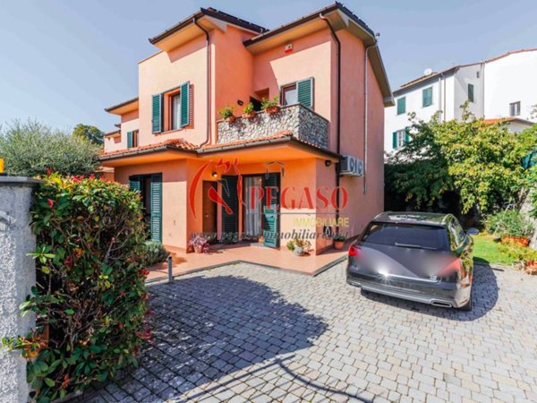 casa indipendente in vendita a Pescia in zona Pescia Morta