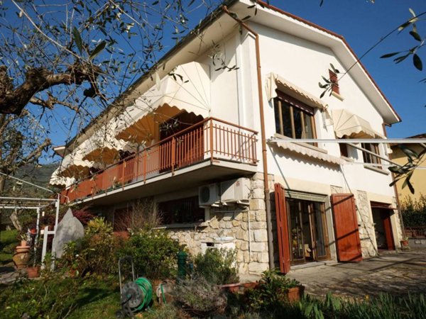 casa indipendente in vendita a Pescia