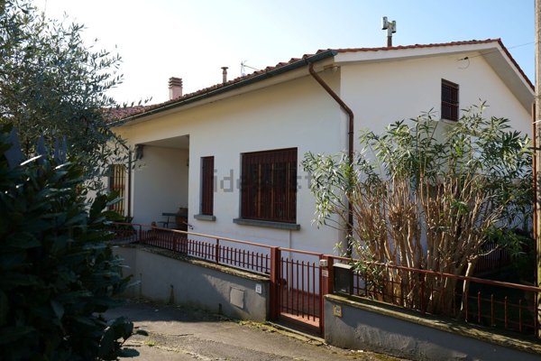 casa indipendente in vendita a Pescia