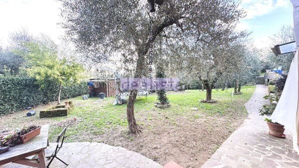 casa indipendente in vendita a Pescia