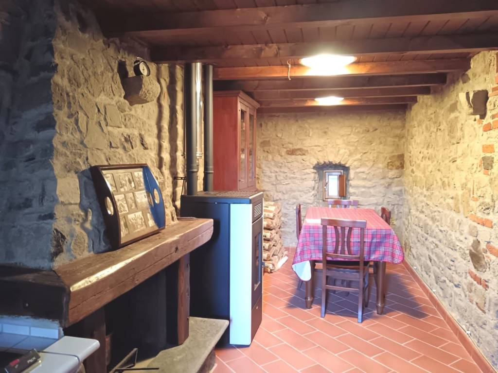 casa indipendente in vendita a Pescia in zona Vellano