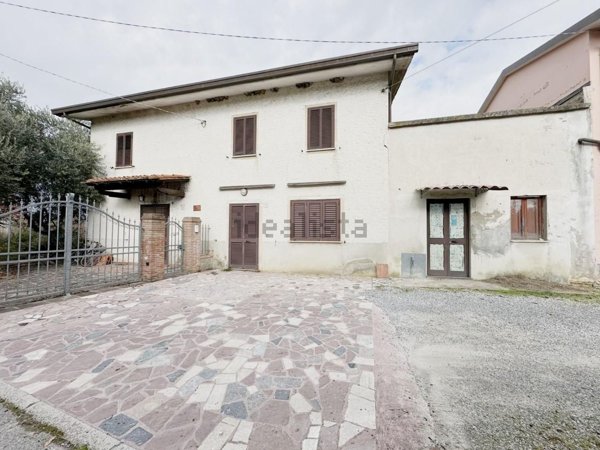casa indipendente in vendita a Pescia