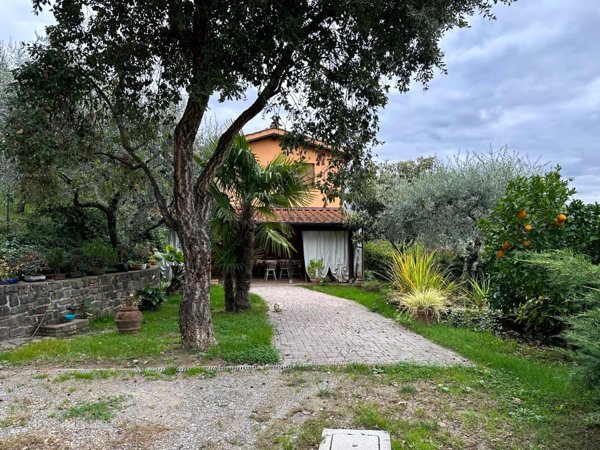 casa indipendente in vendita a Pescia in zona San Quirico