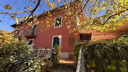 casa indipendente in vendita a Pescia