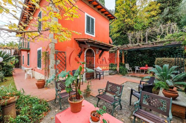 casa indipendente in vendita a Pescia