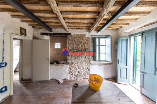 casa indipendente in vendita a Pescia