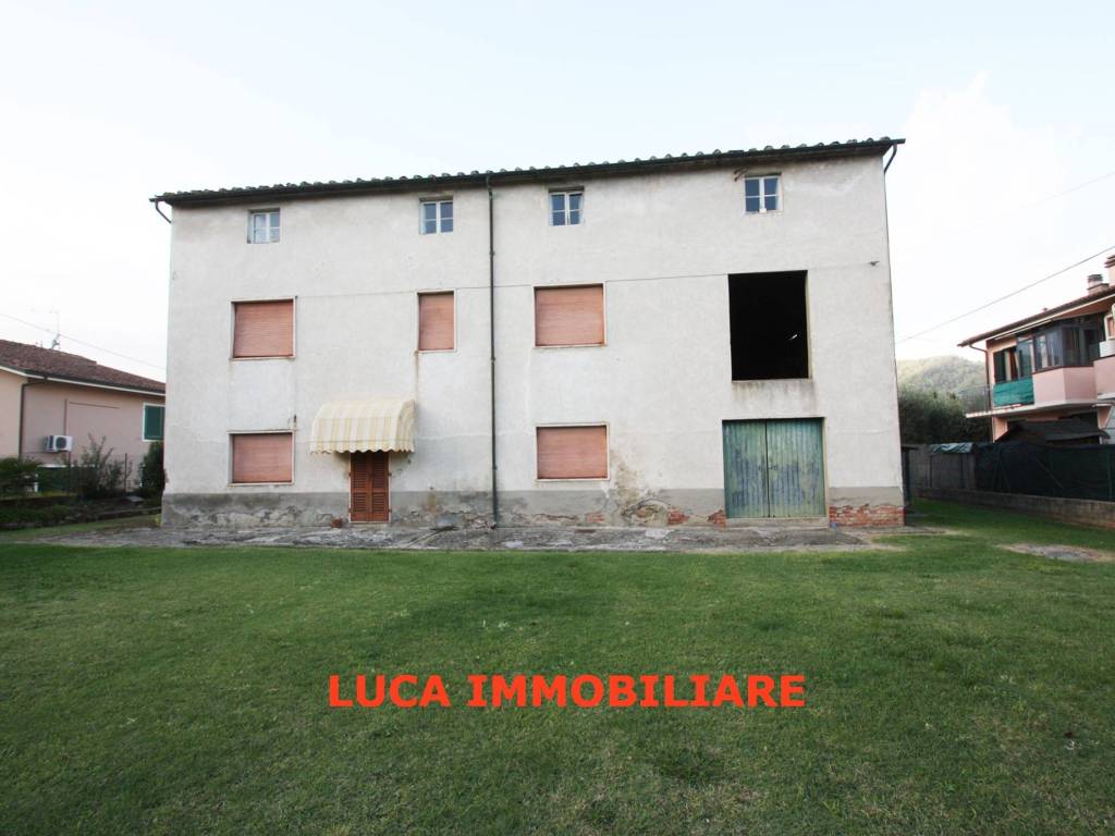 casa indipendente in vendita a Pescia in zona Veneri