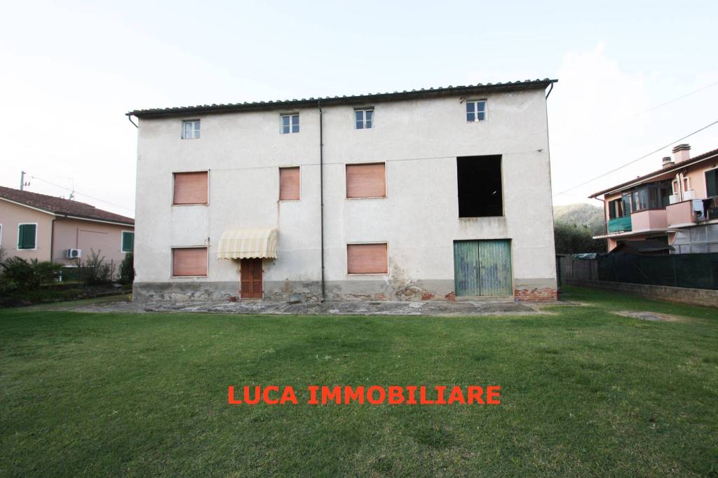 casa indipendente in vendita a Pescia in zona Veneri