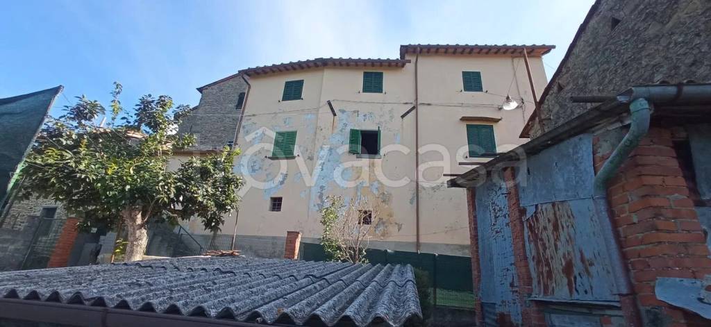 casa indipendente in vendita a Pescia