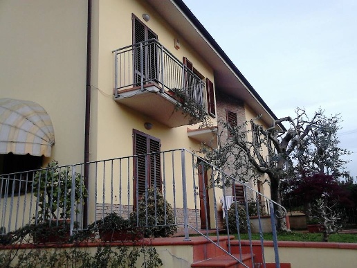 casa indipendente in vendita a Pescia