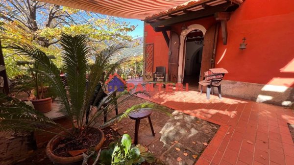 casa indipendente in vendita a Pescia