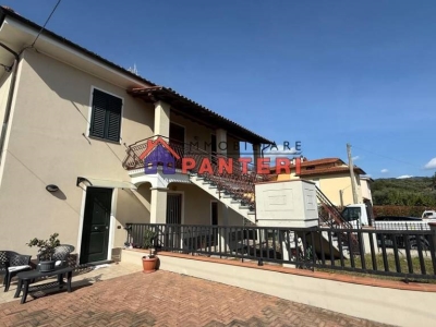 casa indipendente in vendita a Pescia