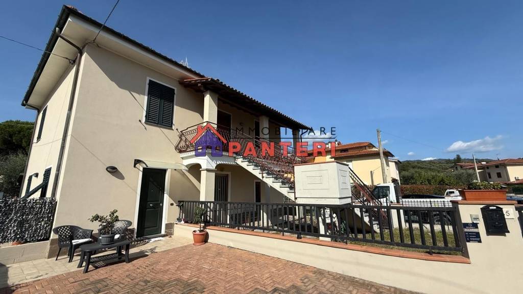 casa indipendente in vendita a Pescia