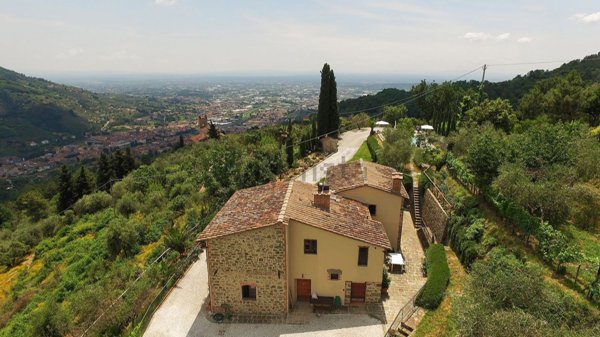 casa indipendente in vendita a Pescia