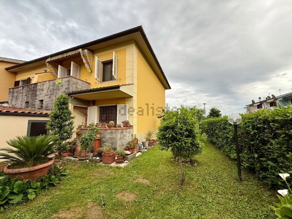 casa indipendente in vendita a Pescia