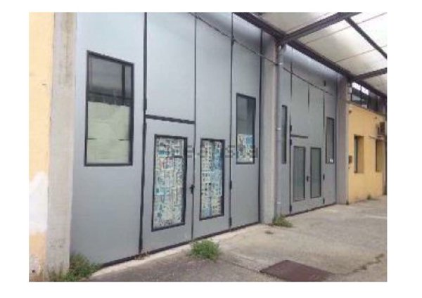 locale di sgombero in vendita a Pescia