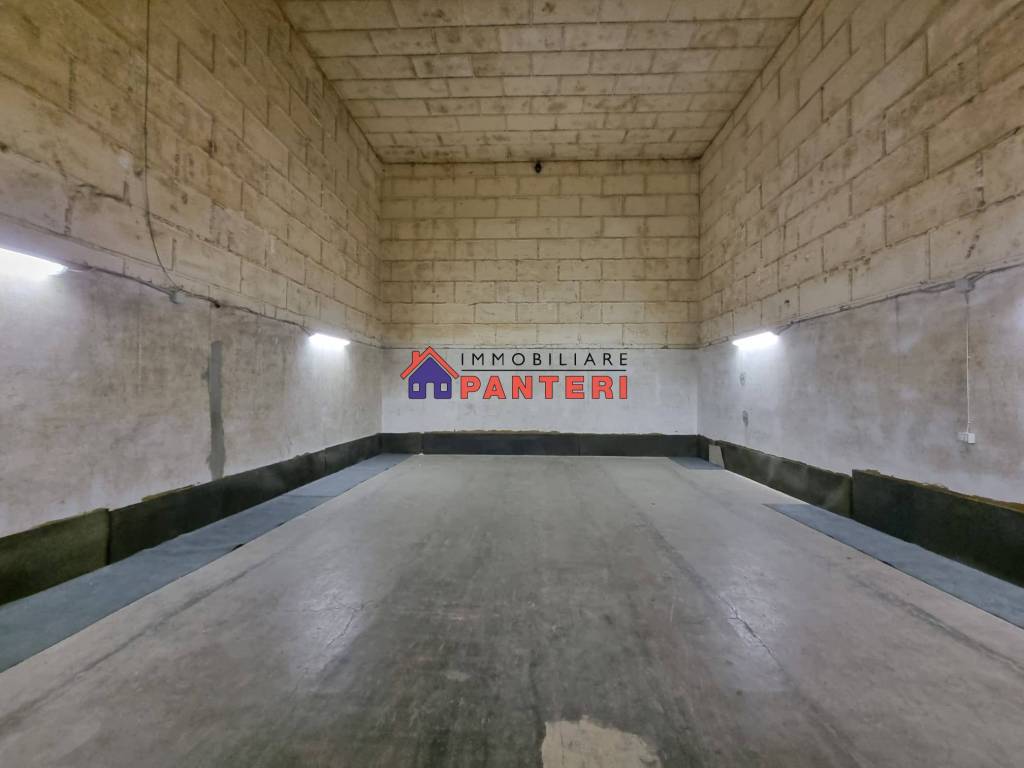 locale commerciale in vendita a Pescia