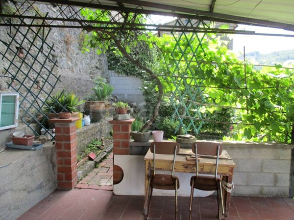 casa indipendente in vendita a Pescia in zona Pontito