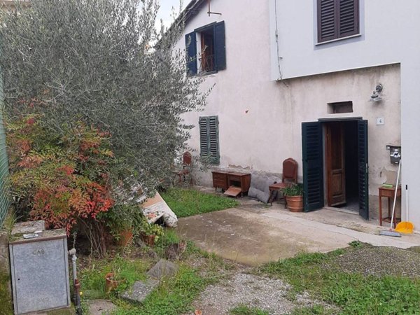 casa indipendente in vendita a Pescia
