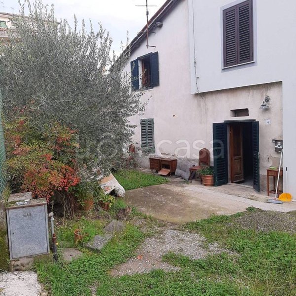 casa indipendente in vendita a Pescia