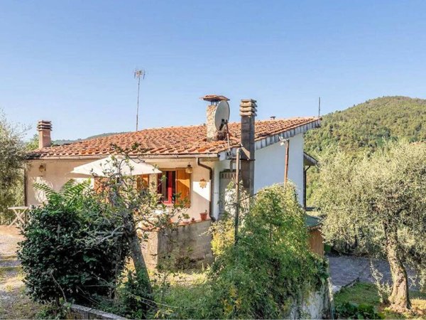 casa indipendente in vendita a Pescia in zona San Quirico