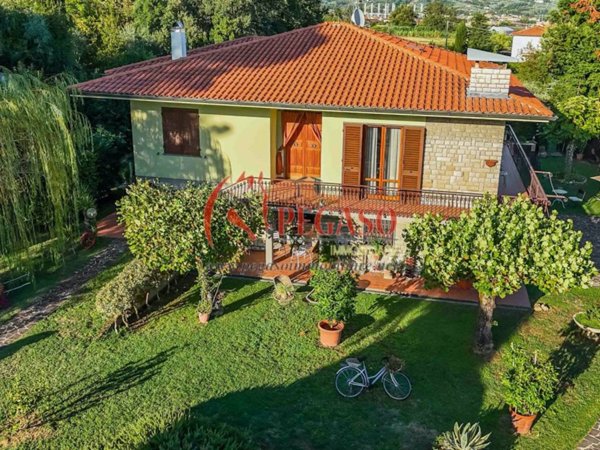 casa indipendente in vendita a Pescia in zona Veneri