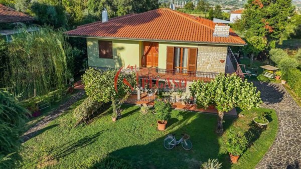casa indipendente in vendita a Pescia in zona Veneri