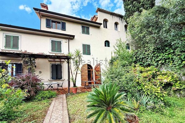 casa indipendente in vendita a Pescia