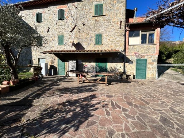casa indipendente in vendita a Pescia in zona Castelvecchio